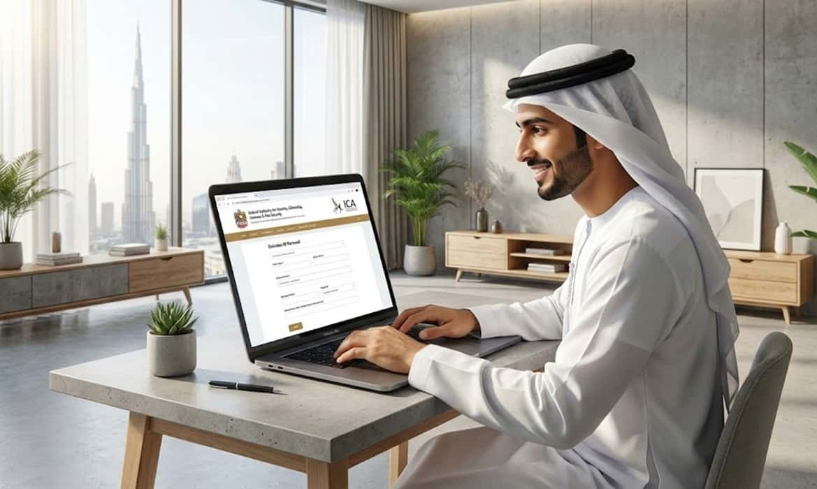 در حال تمدید Emirates ID به‌صورت آنلاین با لپ‌تاپ در آپارتمان مدرن دبی